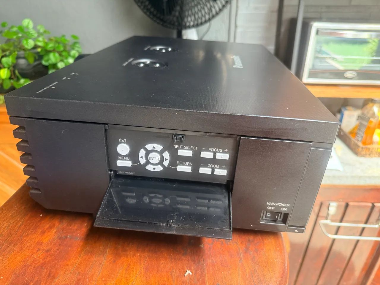 Projetor Panasonic full HD PT EA2000U - Foto 5