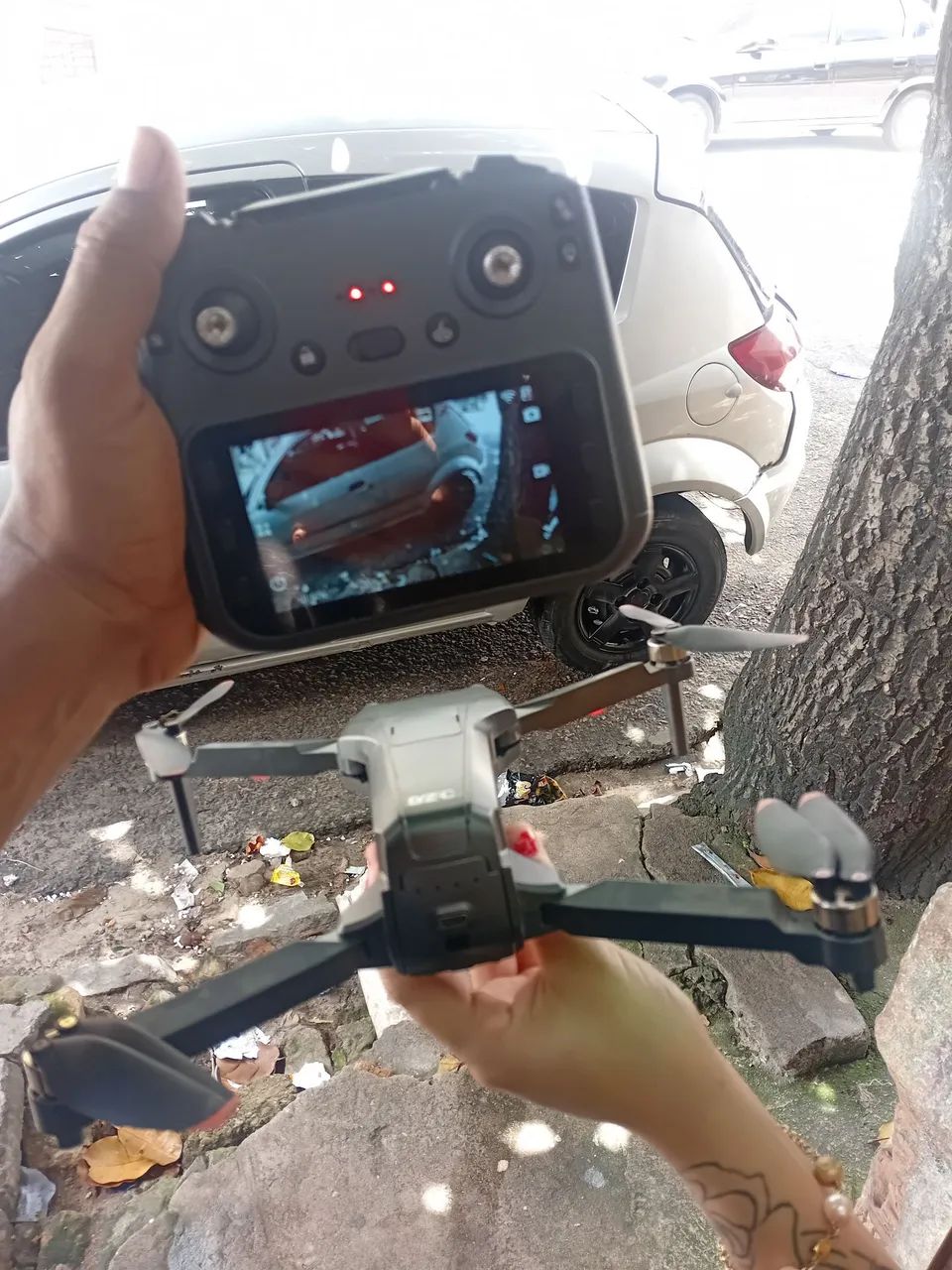 Drone l600 pro max controle com tela gps gibal de 3 eixos na caixa  - Foto 2