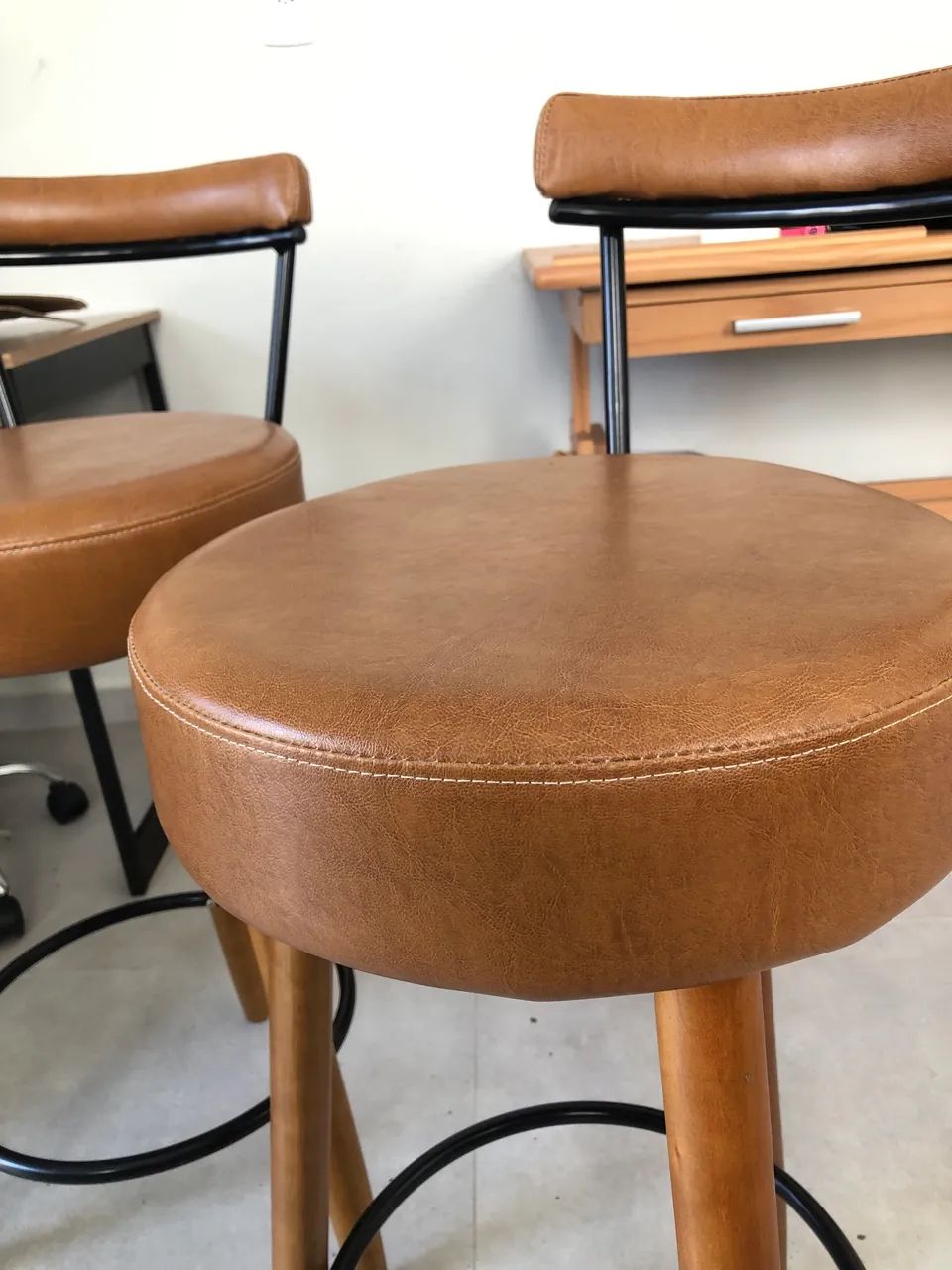 Banquetas de madeira e couro - Foto 2