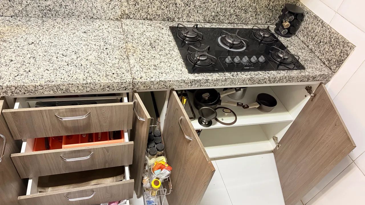 Pia cozinha completa com cooktop e armários  - Foto 4