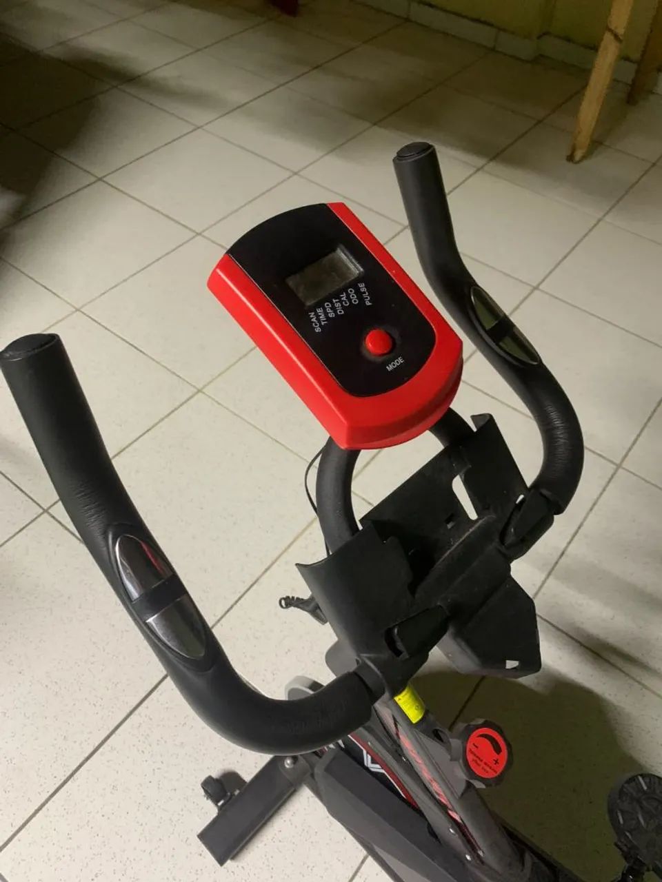 Bicicleta Ergométrica - Preto e Vermeho