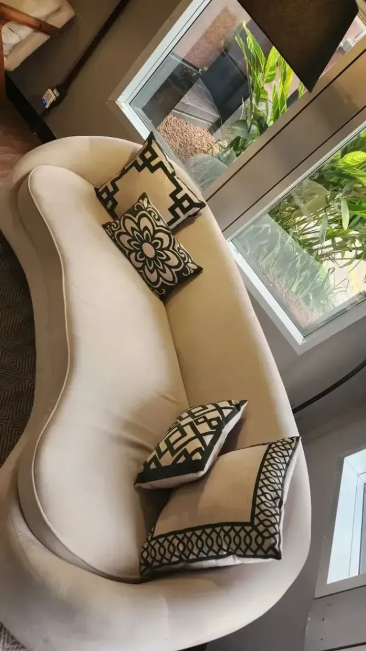 Sofá Em Veludo Jayne Off White Com Pés Dourados (Usado) - Foto 2