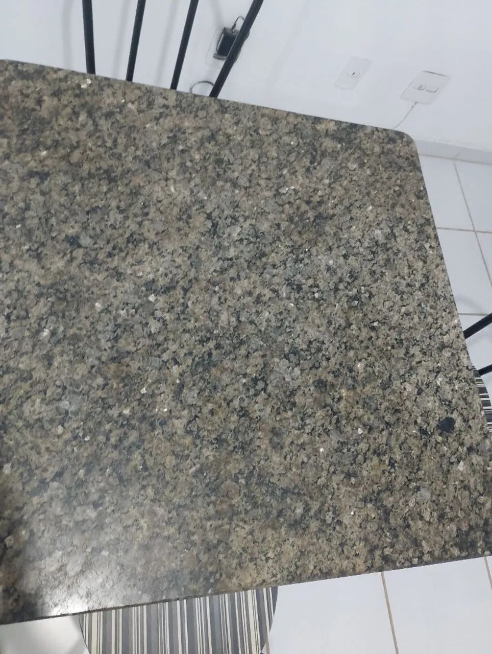 Mesa com quatro cadeiras  - Foto 2