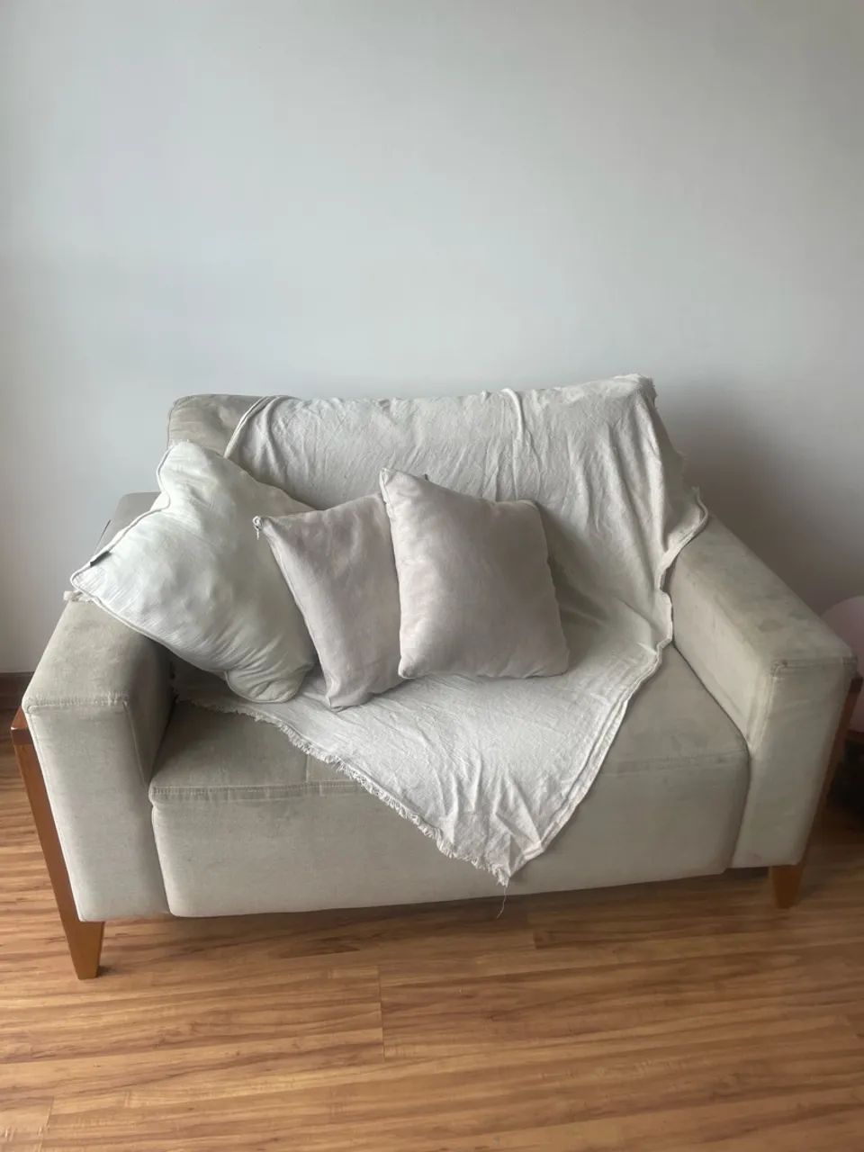 SOFÁ BEGE DE 2 LUGARES COM ALMOFADAS INCLUSAS - Foto 2