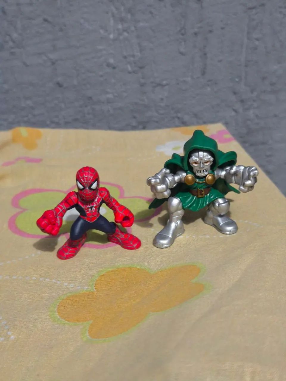 Dupla bonecos Marvel Homem Aranha e Dr Doom 