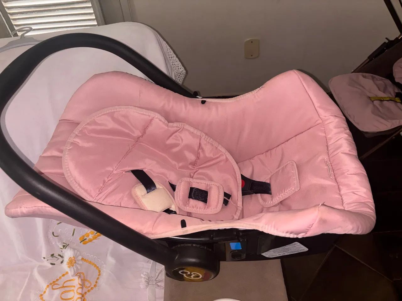 Carrinho de bebê com bebê conforto - Foto 4