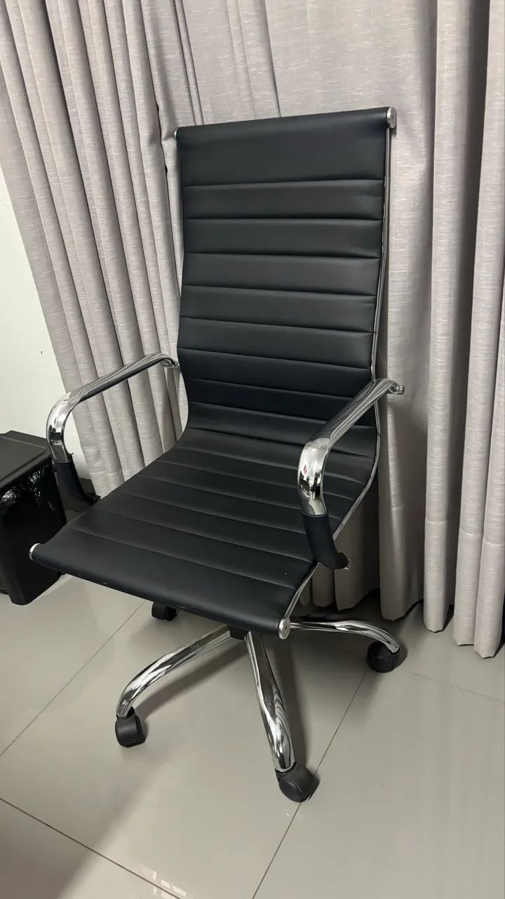 3 cadeiras 1 de chefe e duas de cliente - Foto 2