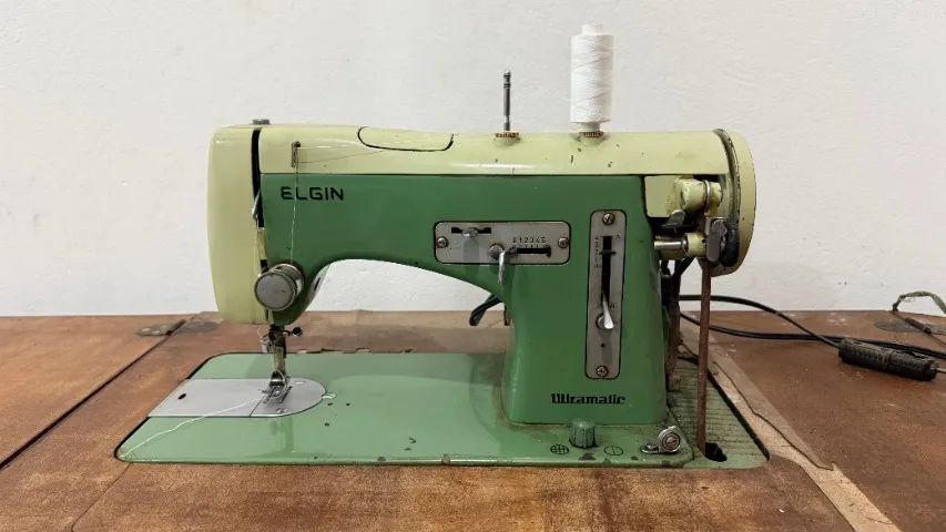 Máquina de Costura - Elgin Ultramatic Original Completa - Foto 2