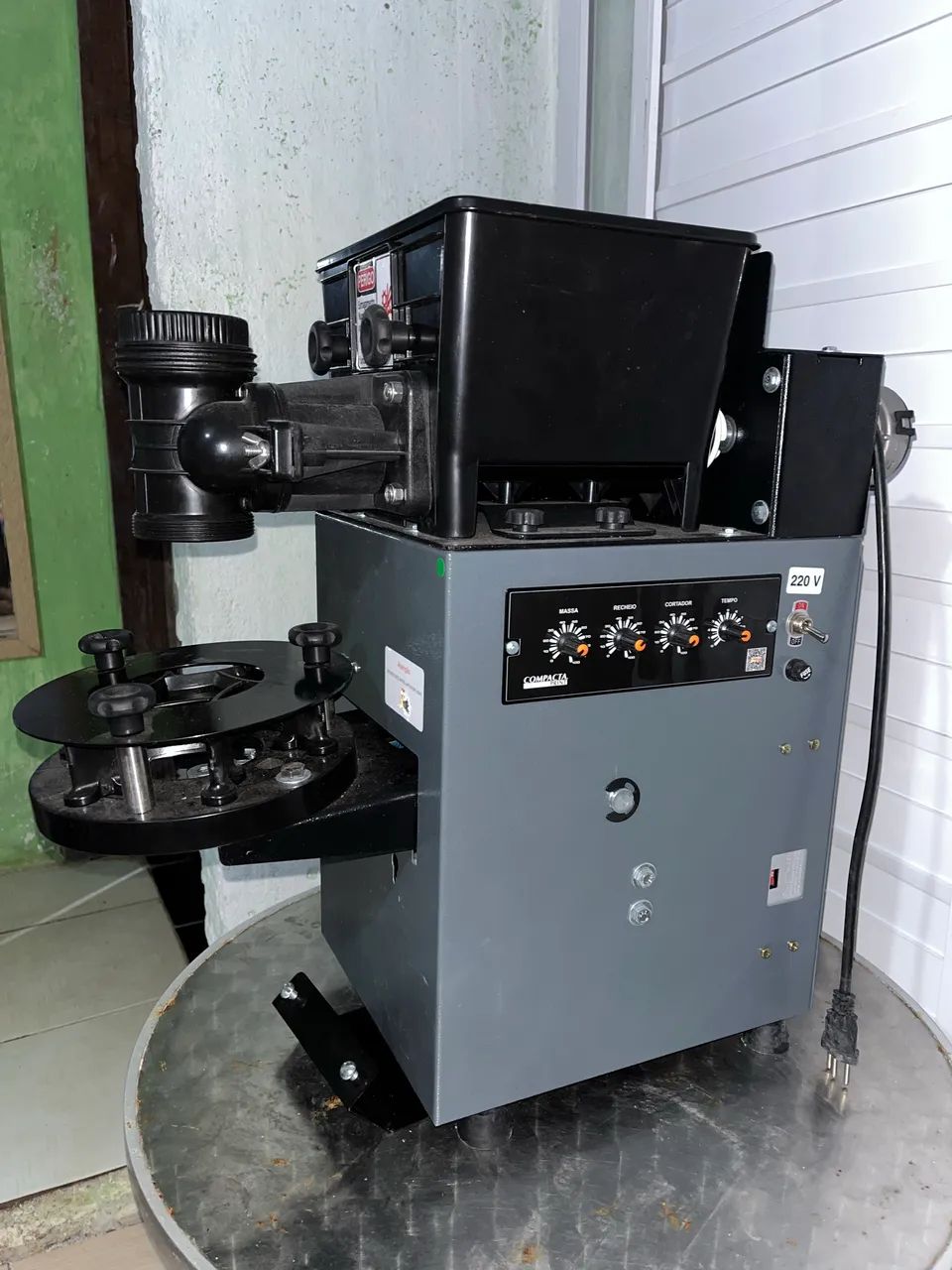 Máquina modeladora de salgados 