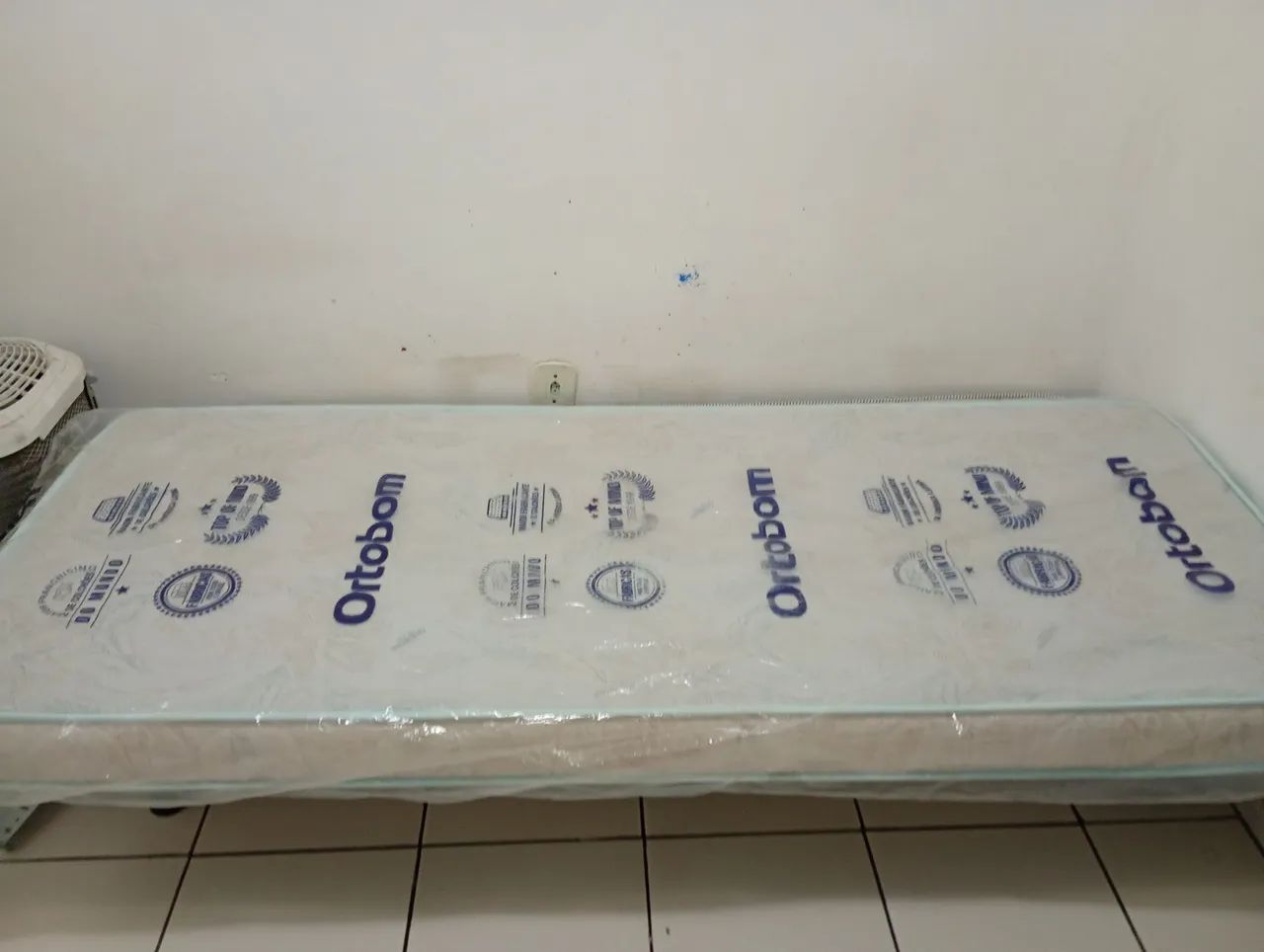 Colchão solteiro seminovo.