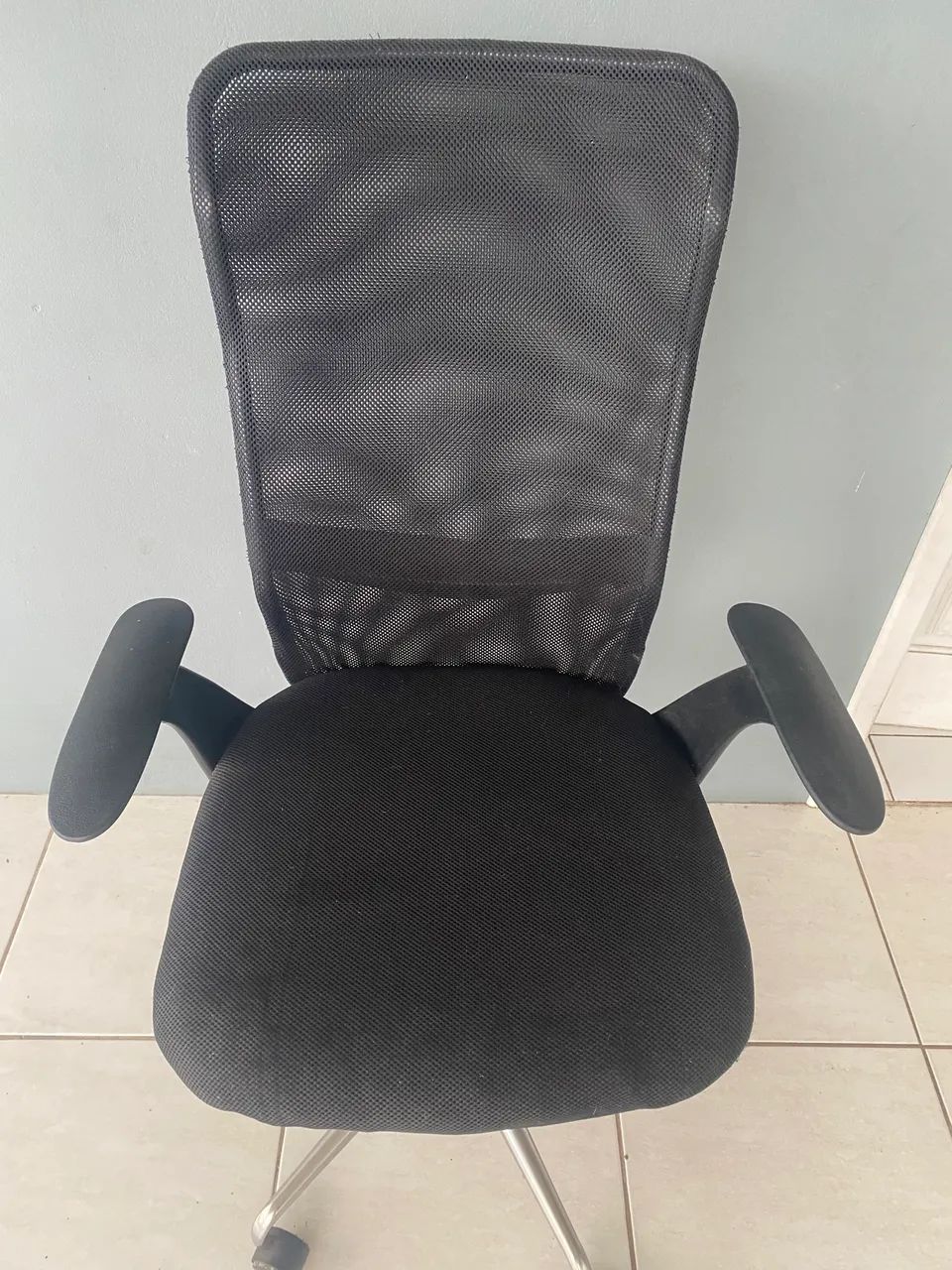 Cadeira escritório com regulagem de altura  - Foto 4