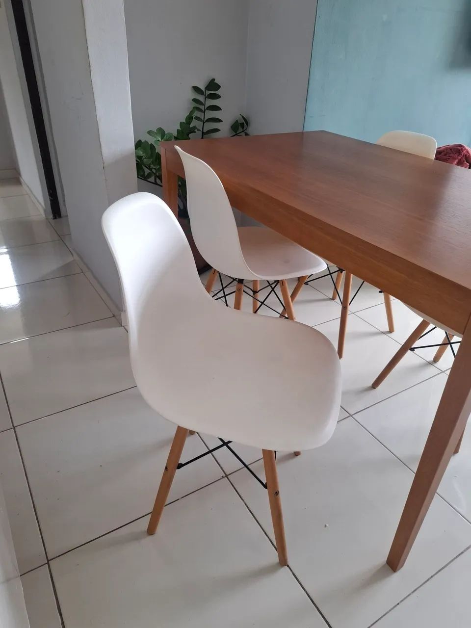 Mesa de madeira tok stok + 4 cadeiras Eames - Foto 2
