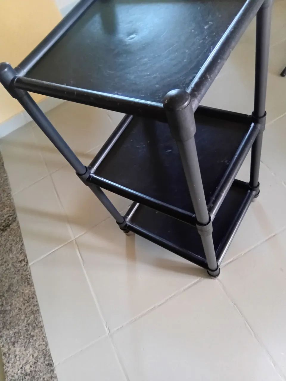 Mesa plástico com 3 prateleiras multi utilidades  - Foto 2