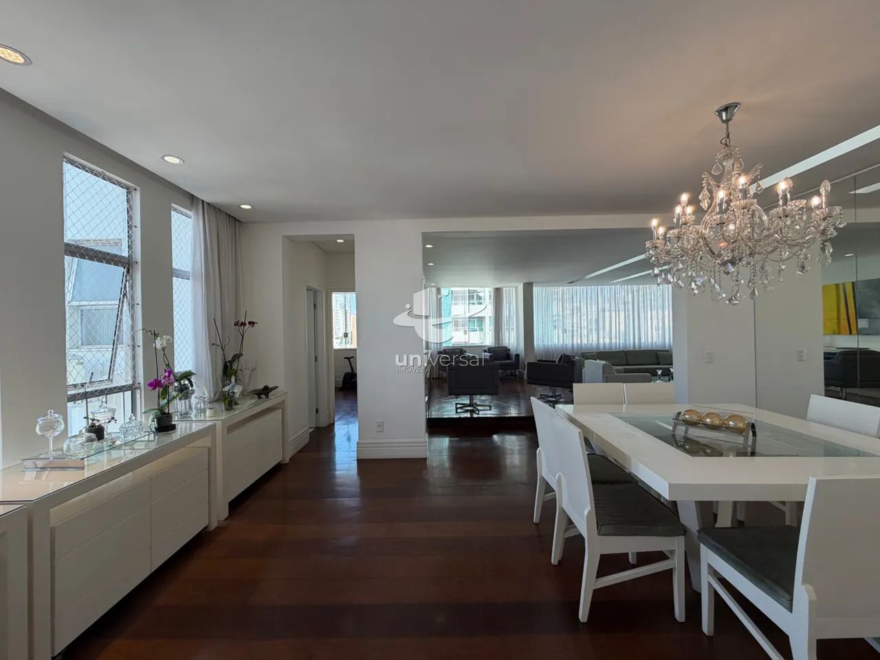 Exclusividade no Centro: 300m², 5 quartos, suíte com closet e 2 vagas. - Foto 4