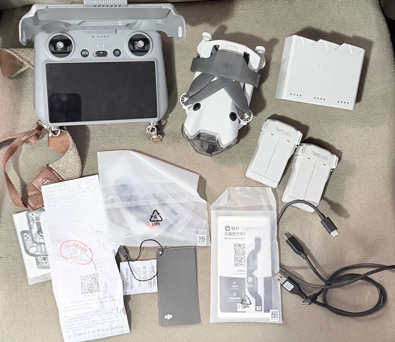 Drone DJI mini pro 4 Combo completo controle com tela  - Foto 2