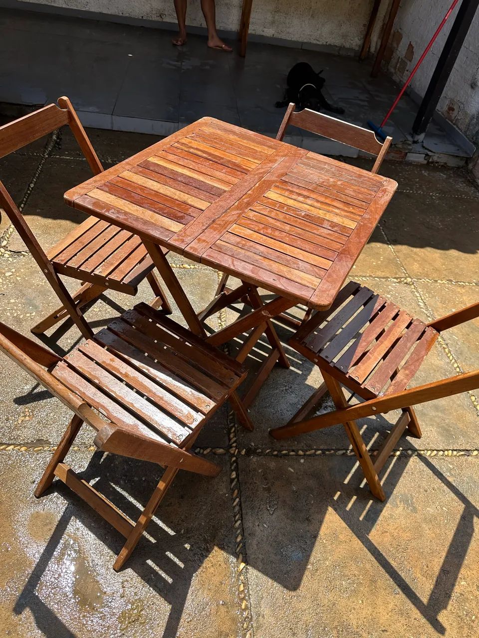VENDE-SE CONJUNTO DE MESA + 4 CADEIRAS DE MADEIRA  - Foto 2