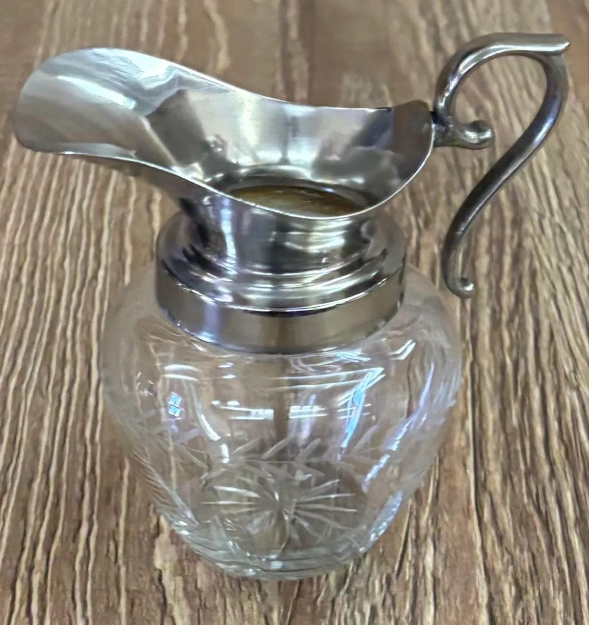 Pequena jarra antiga 