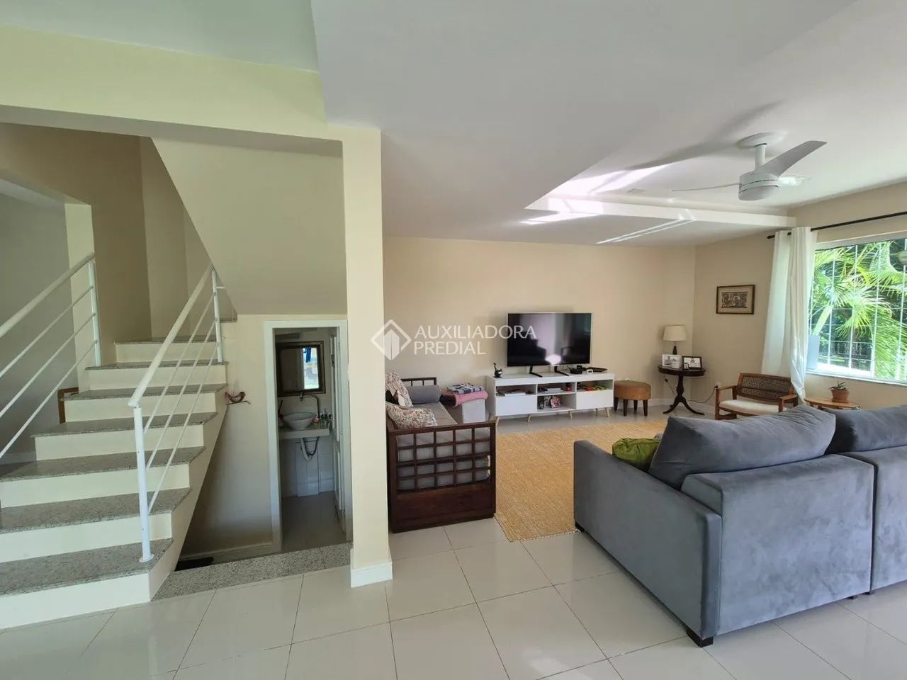 Casa ampla com 4 dormitórios, sendo 2 suítes, em excelente localização no Itacorubi - Foto 4