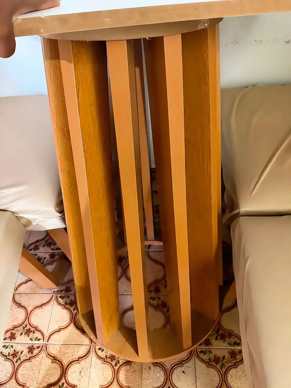 MESA DE JANTAR COM BASE DE MADEIRA 4 CADEIRAS 