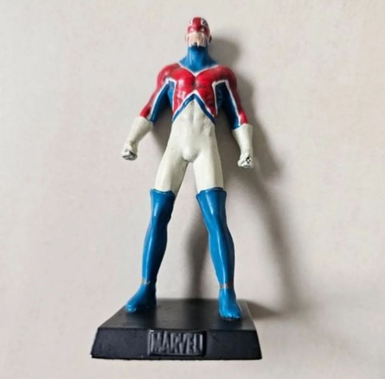 Miniatura Capitão Britânia Marvel Comics | eaglemoss
