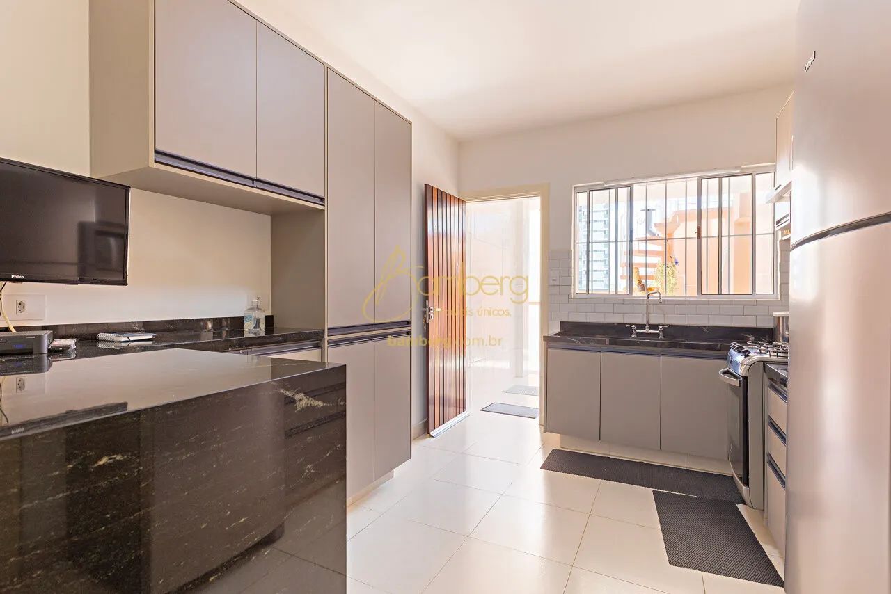 Casa térrea com ambientes amplos totalmente reformada. - Foto 9
