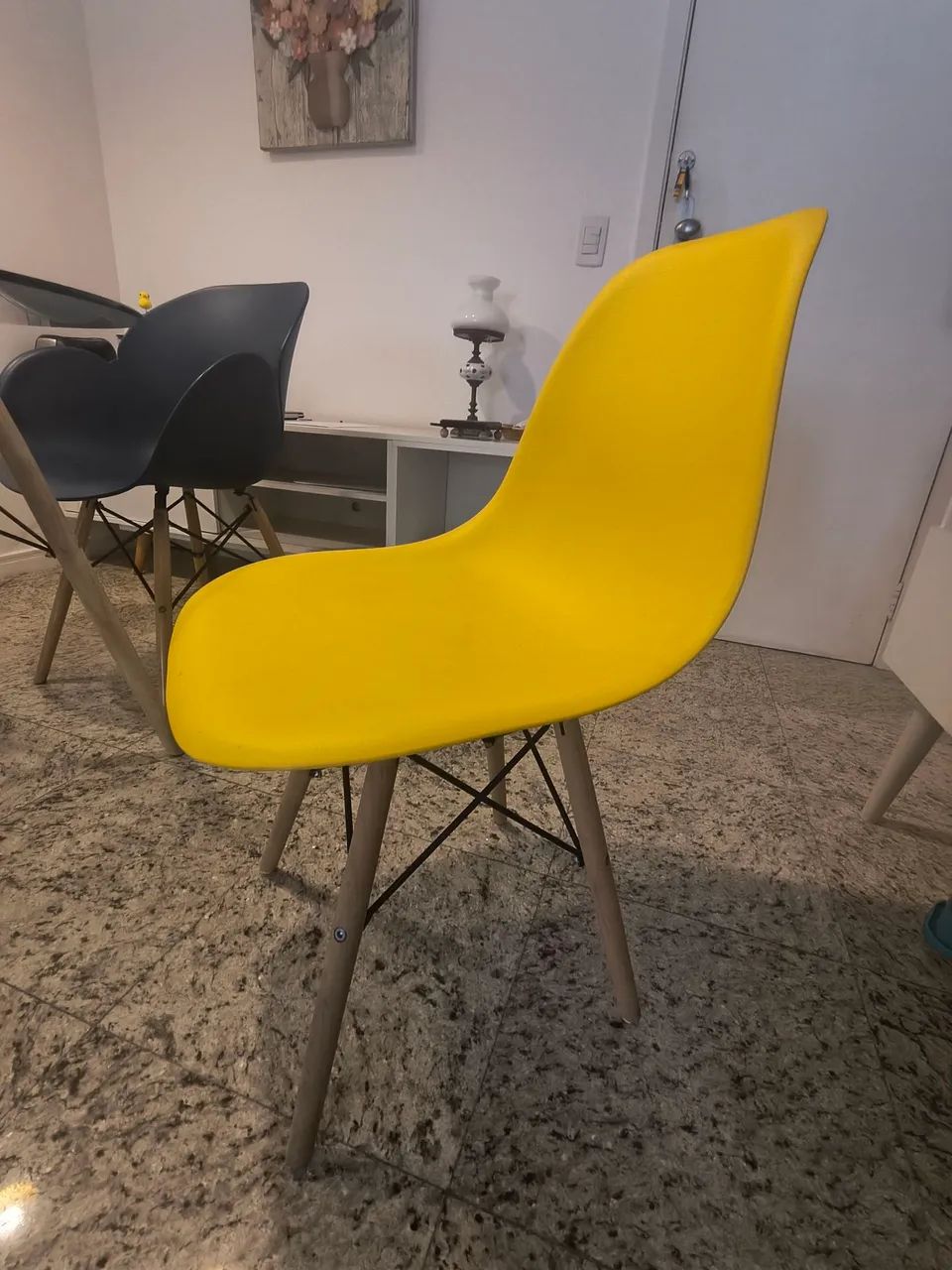 Par de Cadeiras Eames Eiffel DSW Amarelas - Base Madeira estilo Palito