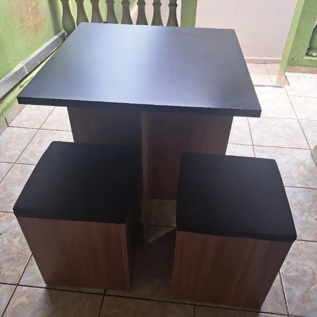 Mesa com 2 bancos