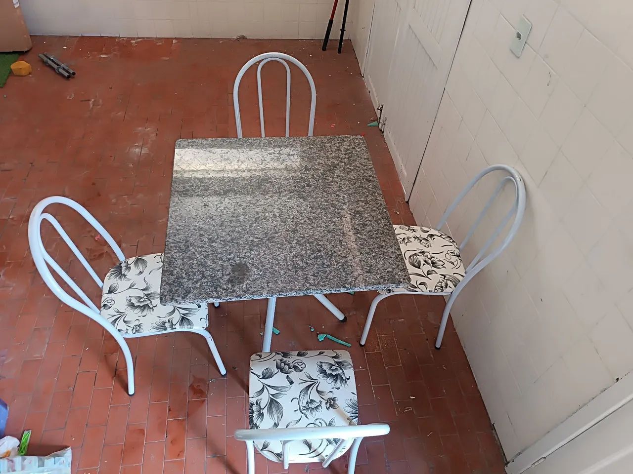 Jogo de mesa com 4 cadeiras 