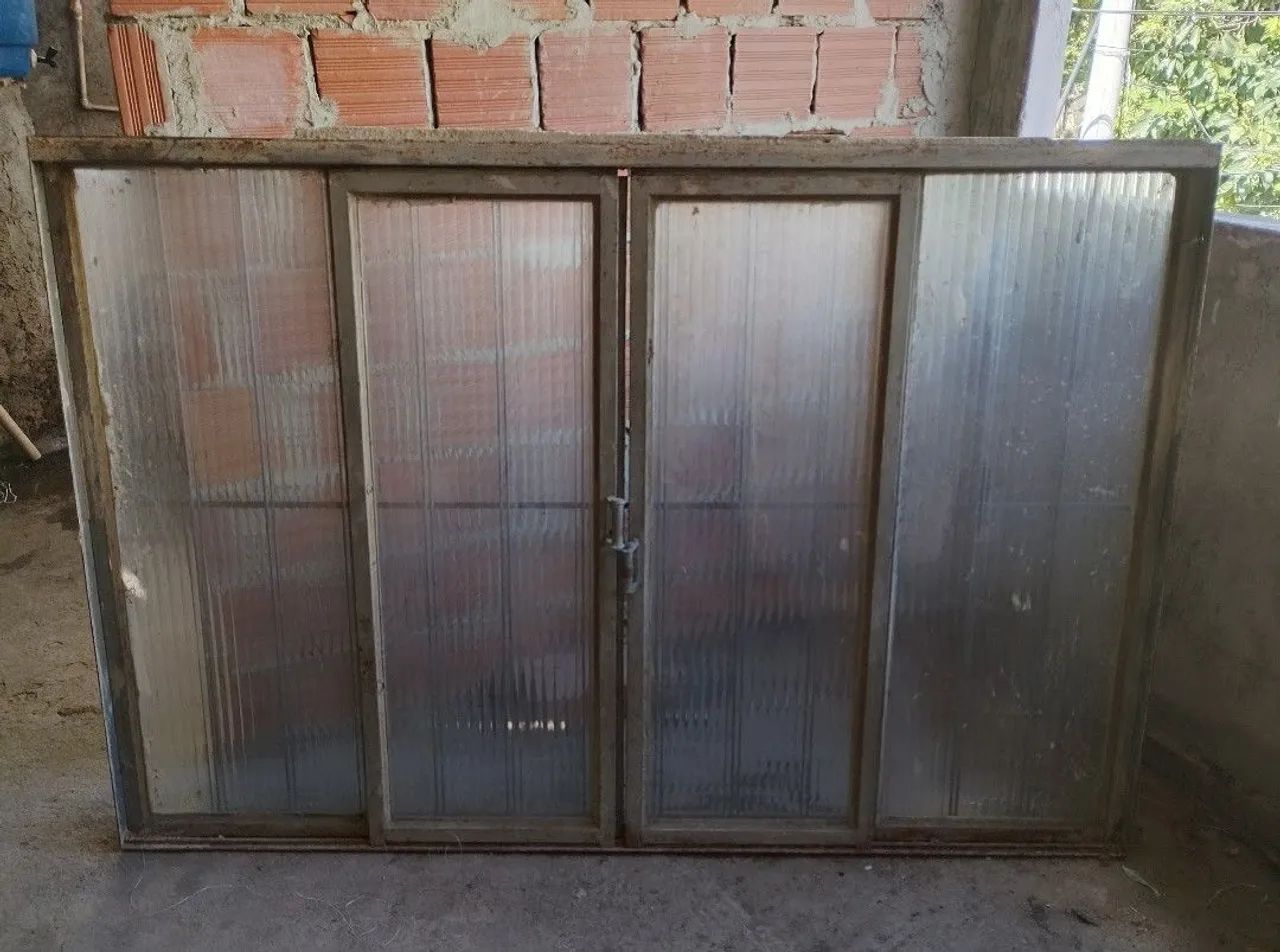 Janela de ferro de correr Vidros intacto.