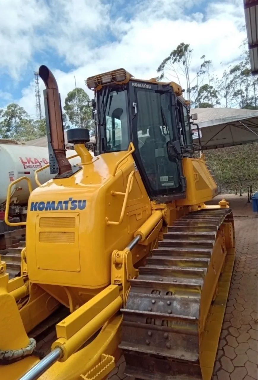 Trator de Esteira Komatsu D61 EX ano 2019 com média de 10.000 horas, em MG