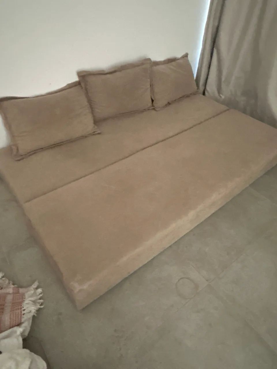 SOFÁ CAMA COM ALMOFADAS