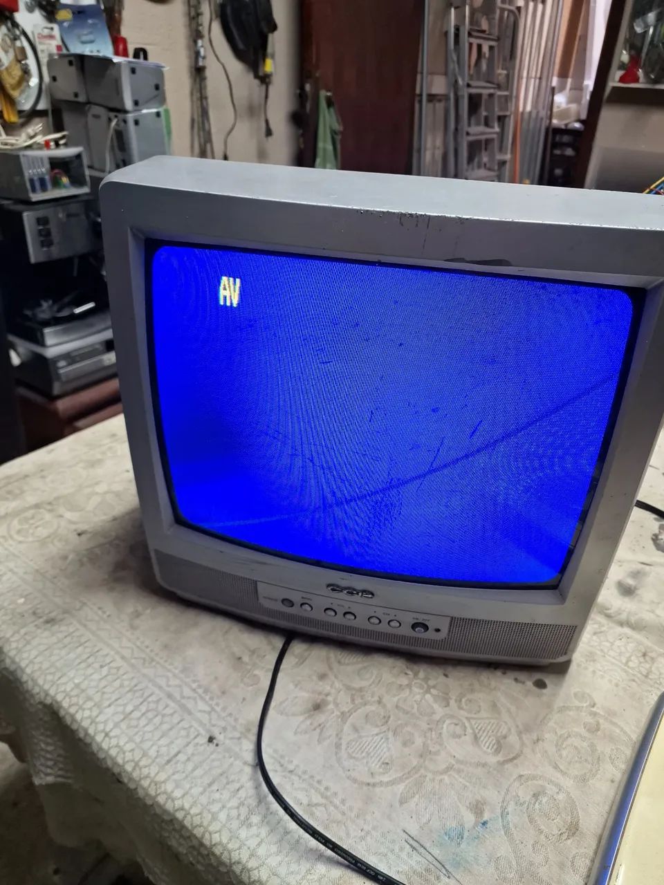 televisão de tubo 14 polegadas. esta com tela azul