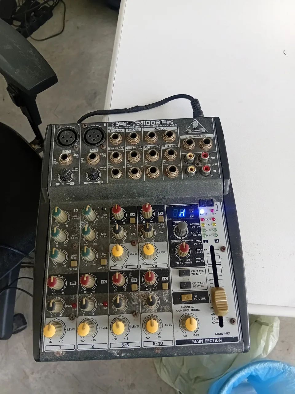 MESA DE SOM BERINGER COM EFEITO