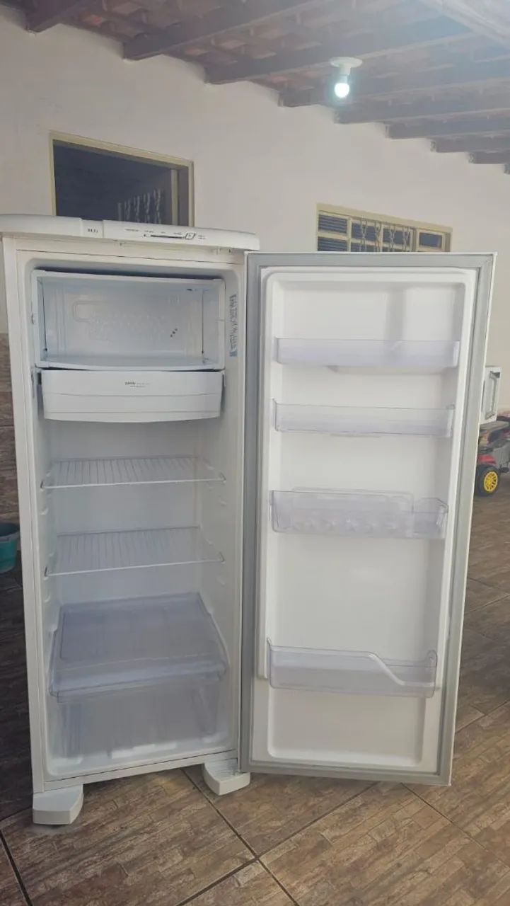Geladeira Eletrolux 240 LTS. - Foto 2