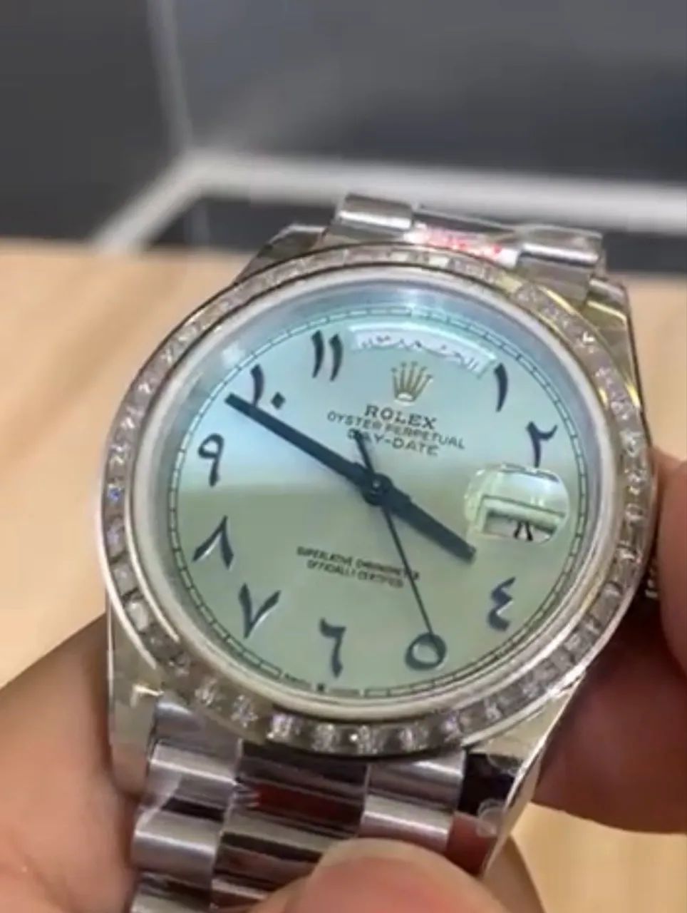 Relógio estilo Rolex Day date arábigo com bisel de diamantes base eta super clone  - Foto 2