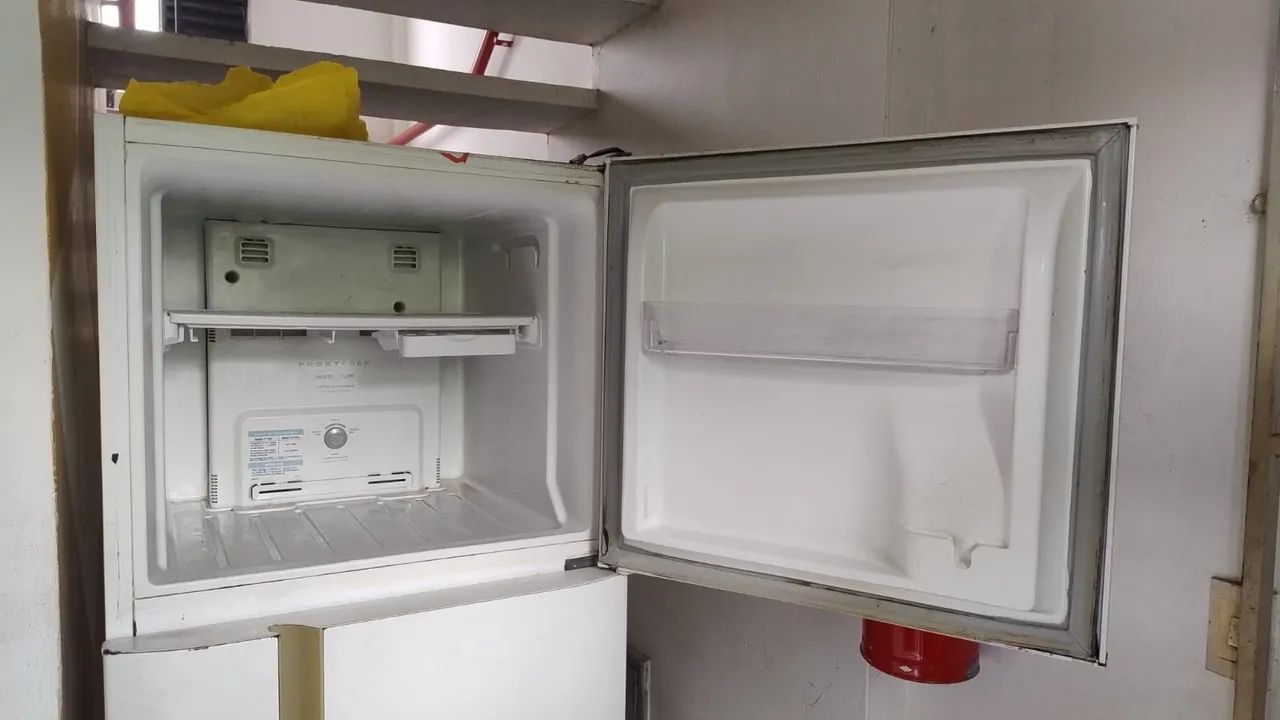 Geladeira parada para retirada de peças 