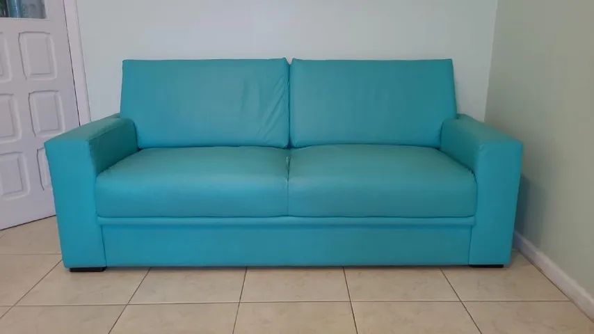 Sofá 3/4 Lugares + Par de Puffs com Rodinhas em Couro Sintético