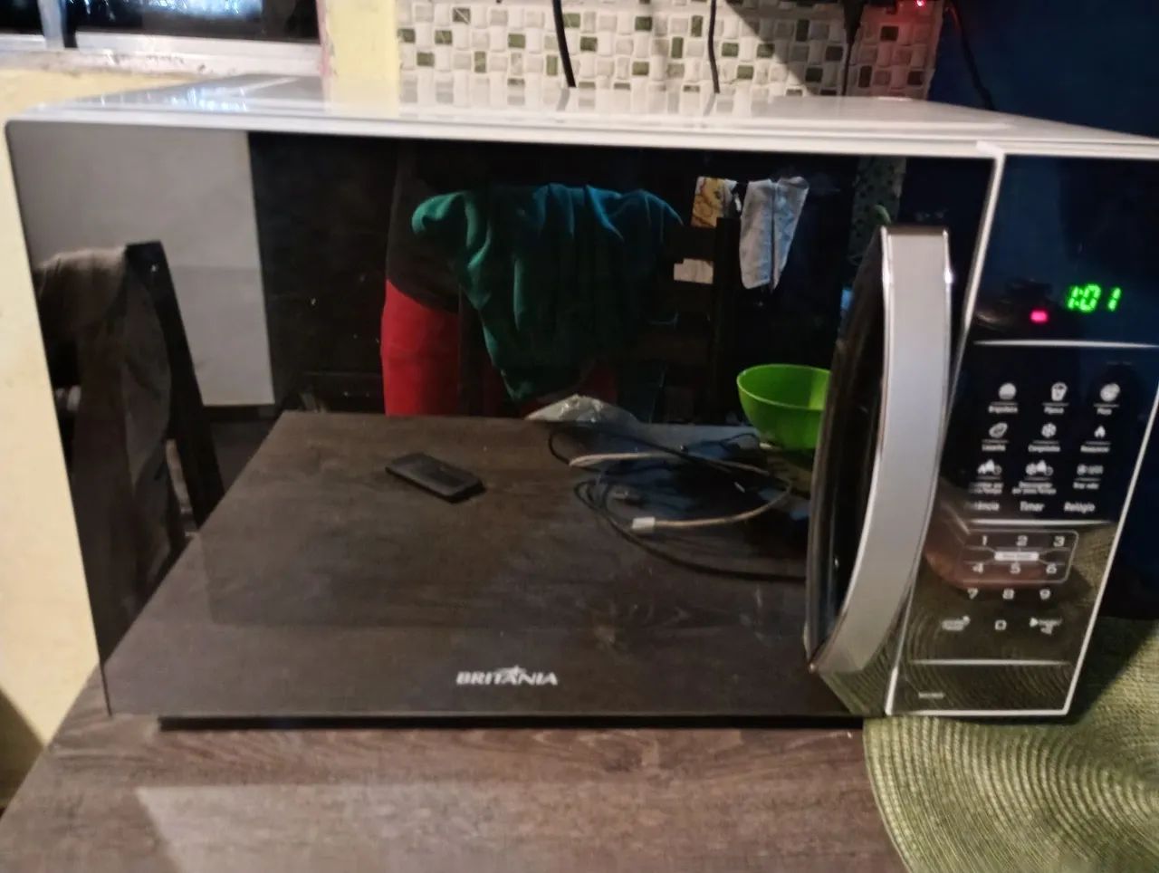 Microondas Britânia 21L.