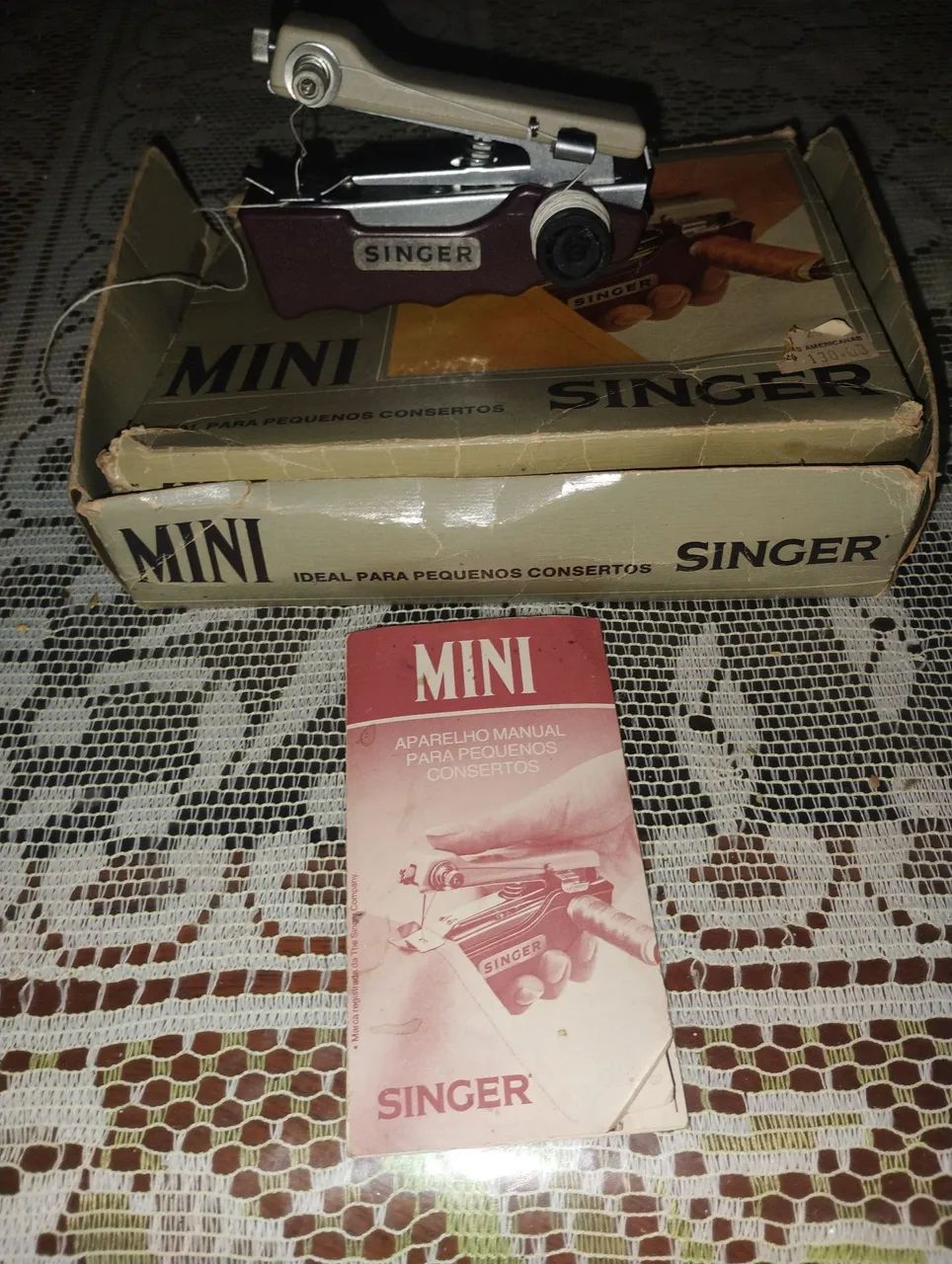 Vendo uma máquina de costura antiga dos anos 80 Singer  com nota fiscal caixa e manual  - Foto 3