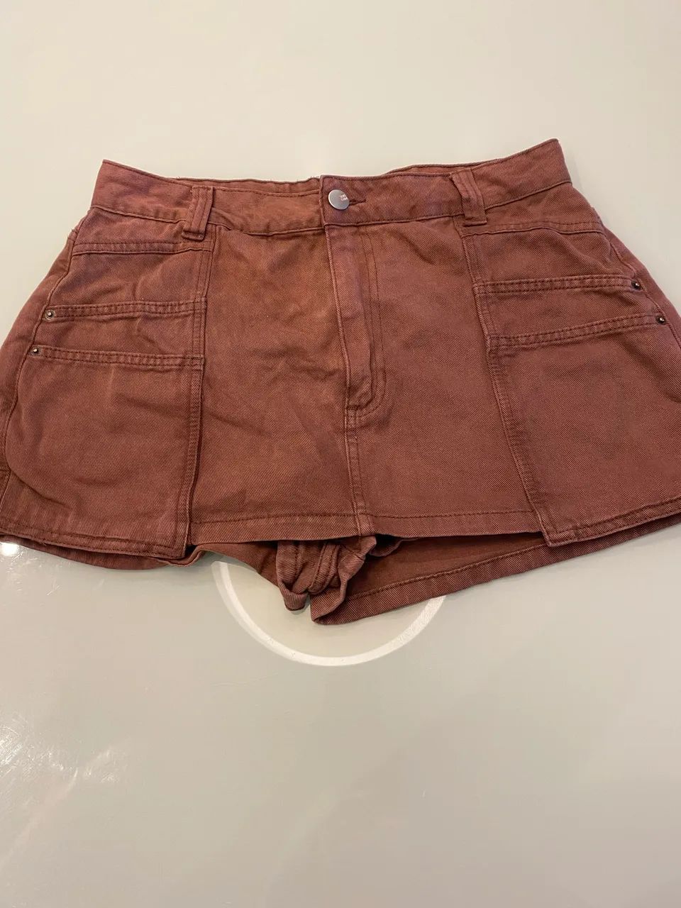 Short saia marrom estilo cargo 