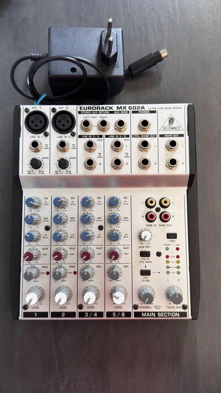 Mesa de som 6 canais Behringer MX602A 