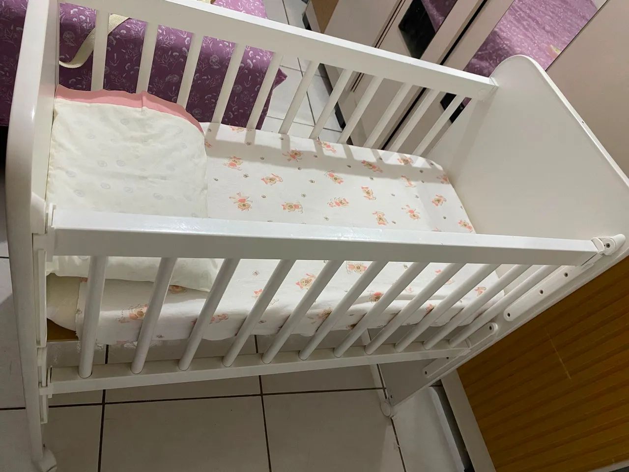 Berço Retrô Branco com Rodinhas - Ótimo Estado - Foto 3