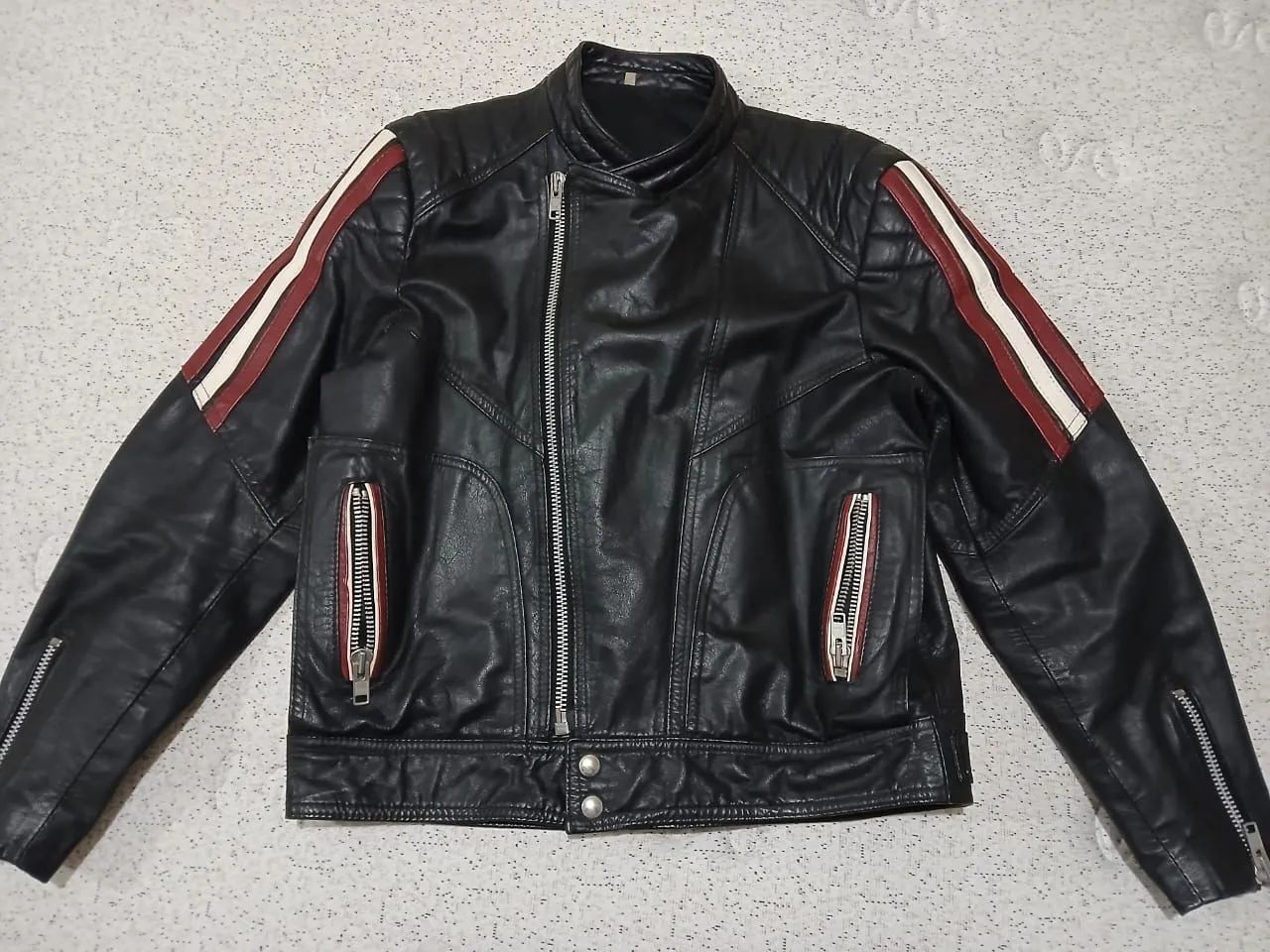 Vendo jaqueta de motoqueiro couro legítimo.