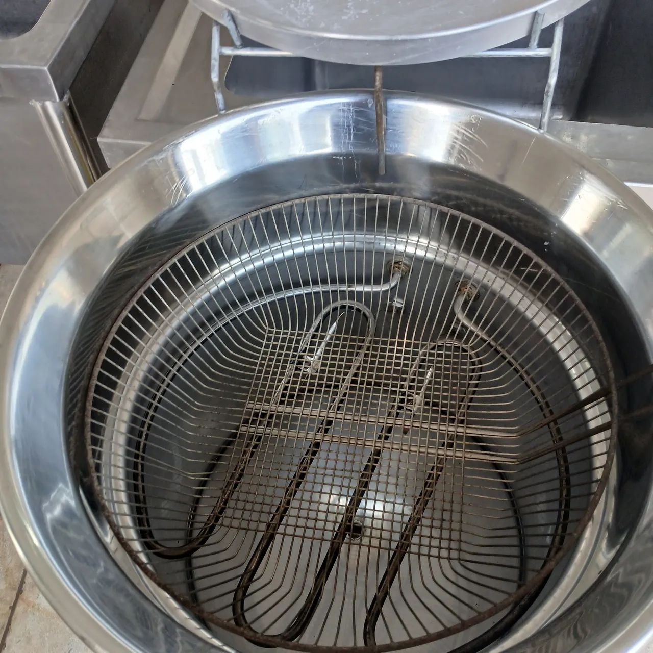 Fritadeira elétrica água e óleo estado de Nova ainda com plástico  - Foto 3