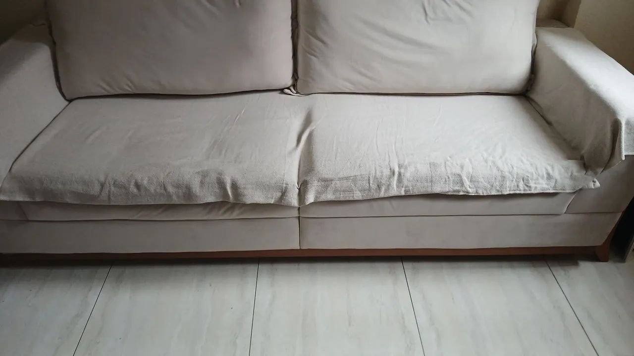 Sofá três lugares suede