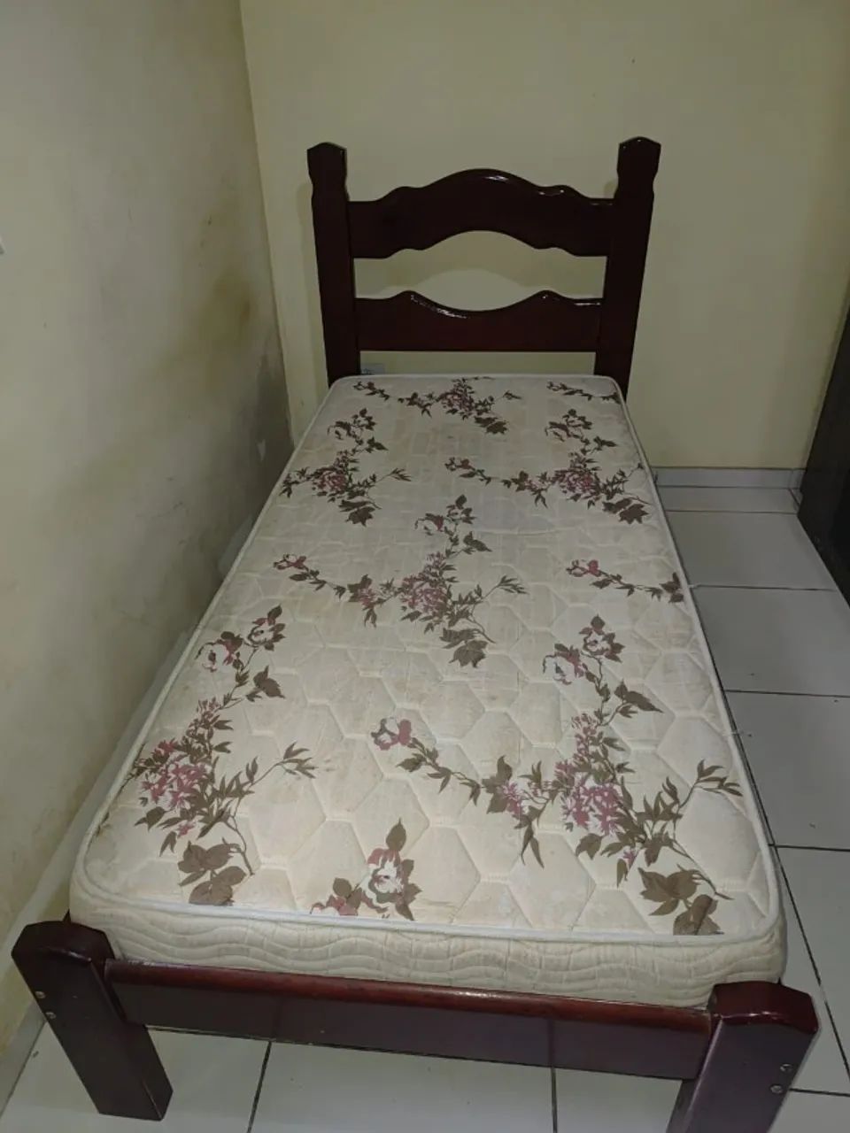 CAMA DE MADEIRA/ SOLTEIRO C/ COLCHÃO - Foto 2