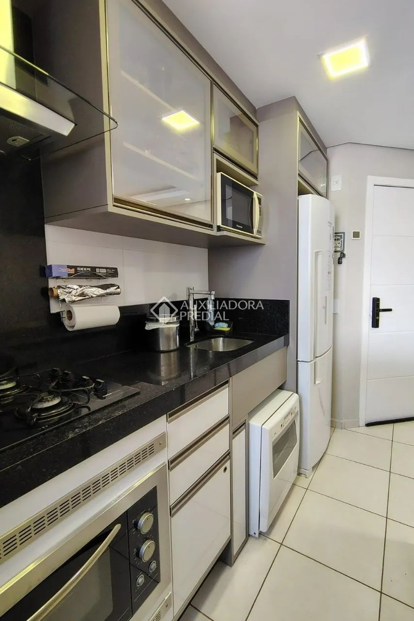 Apartamento 02 Dormitórios , mobiliado ,garagem elevador e área de lazer. - Foto 4