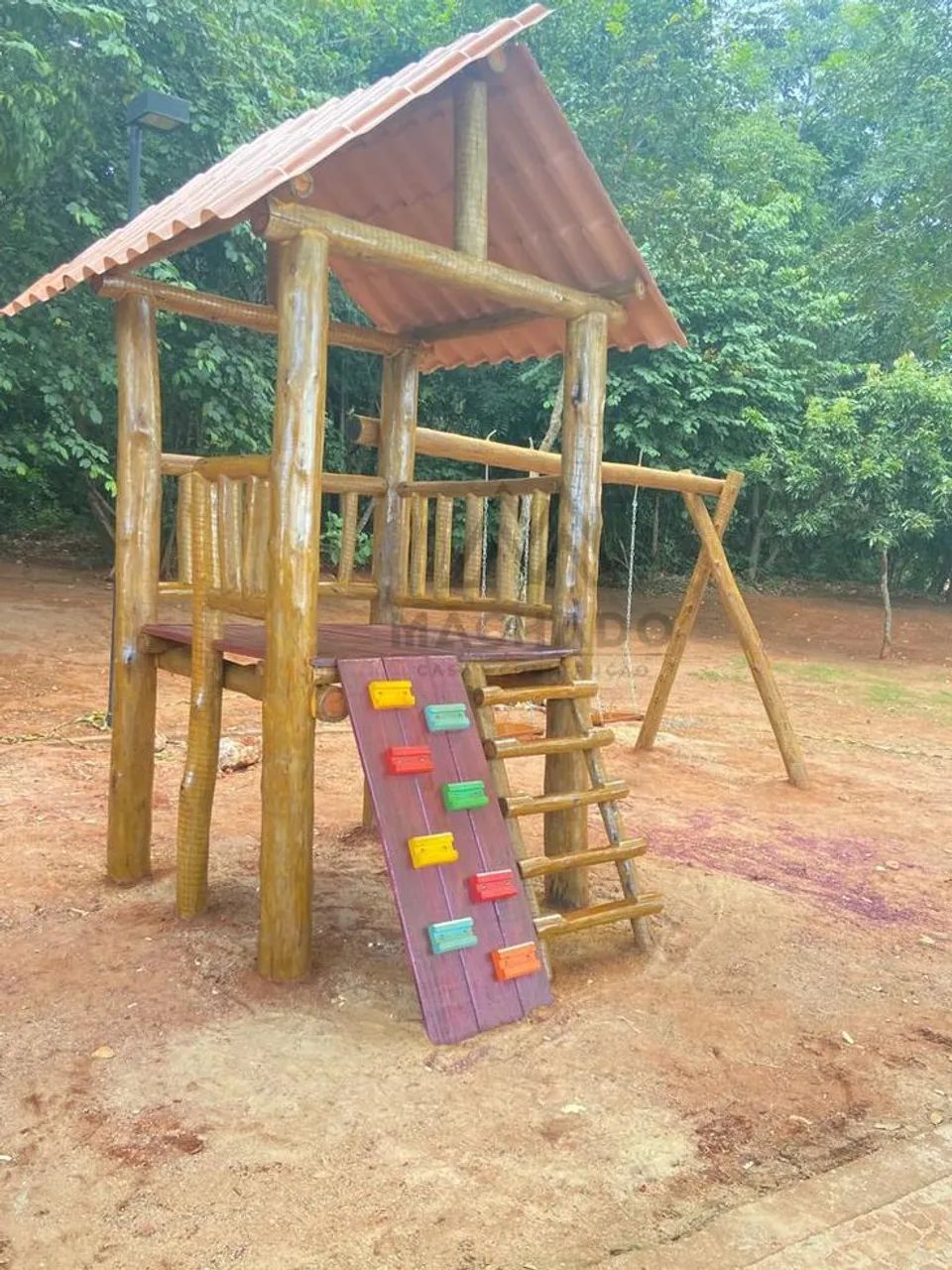 Playground de madeira rústico