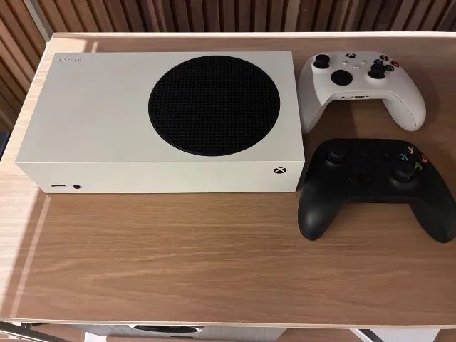 Xbox Series S + 2 Controles - Foto 2