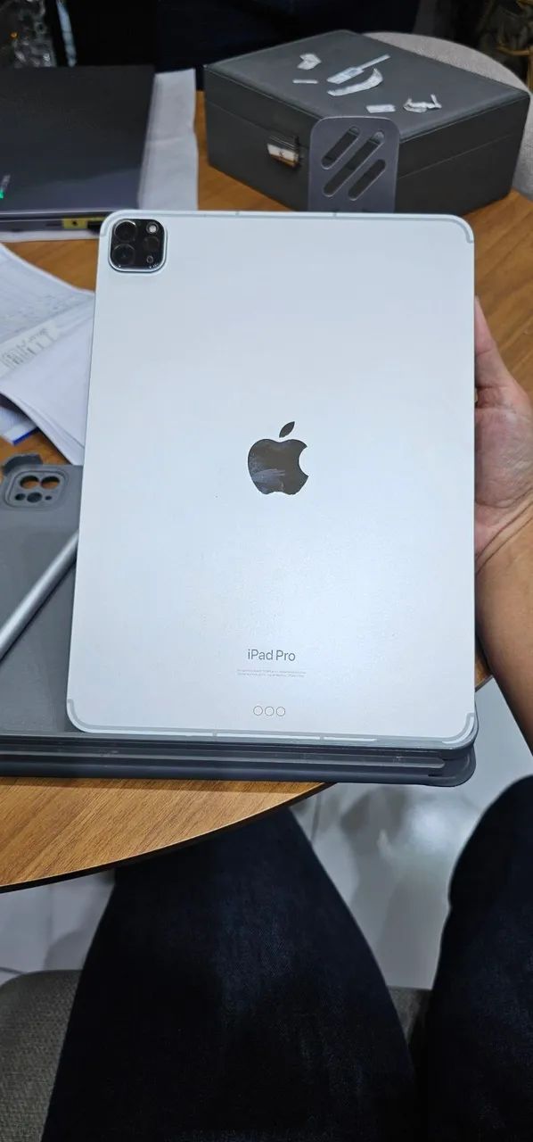  iPad Pro 11" (4ª Geração) - 1 TB | Wi-Fi + 5G | Prata - Foto 2